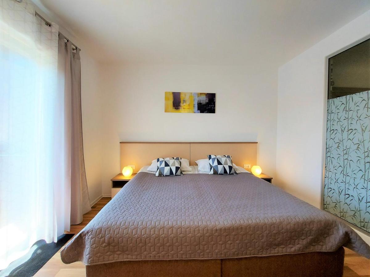 באלה Rooms And Apartments Istrasoley מראה חיצוני תמונה
