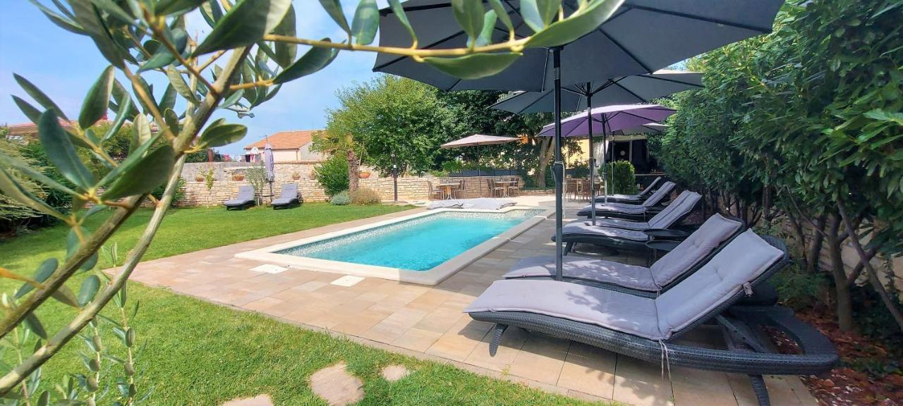 באלה Rooms And Apartments Istrasoley מראה חיצוני תמונה