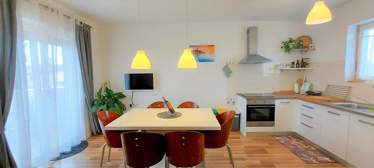 באלה Rooms And Apartments Istrasoley מראה חיצוני תמונה