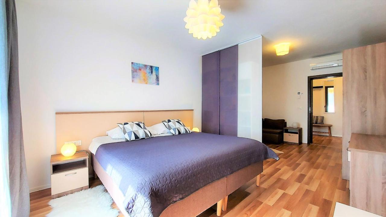 באלה Rooms And Apartments Istrasoley מראה חיצוני תמונה