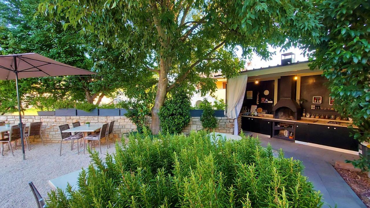 באלה Rooms And Apartments Istrasoley מראה חיצוני תמונה