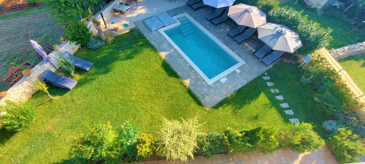 באלה Rooms And Apartments Istrasoley מראה חיצוני תמונה