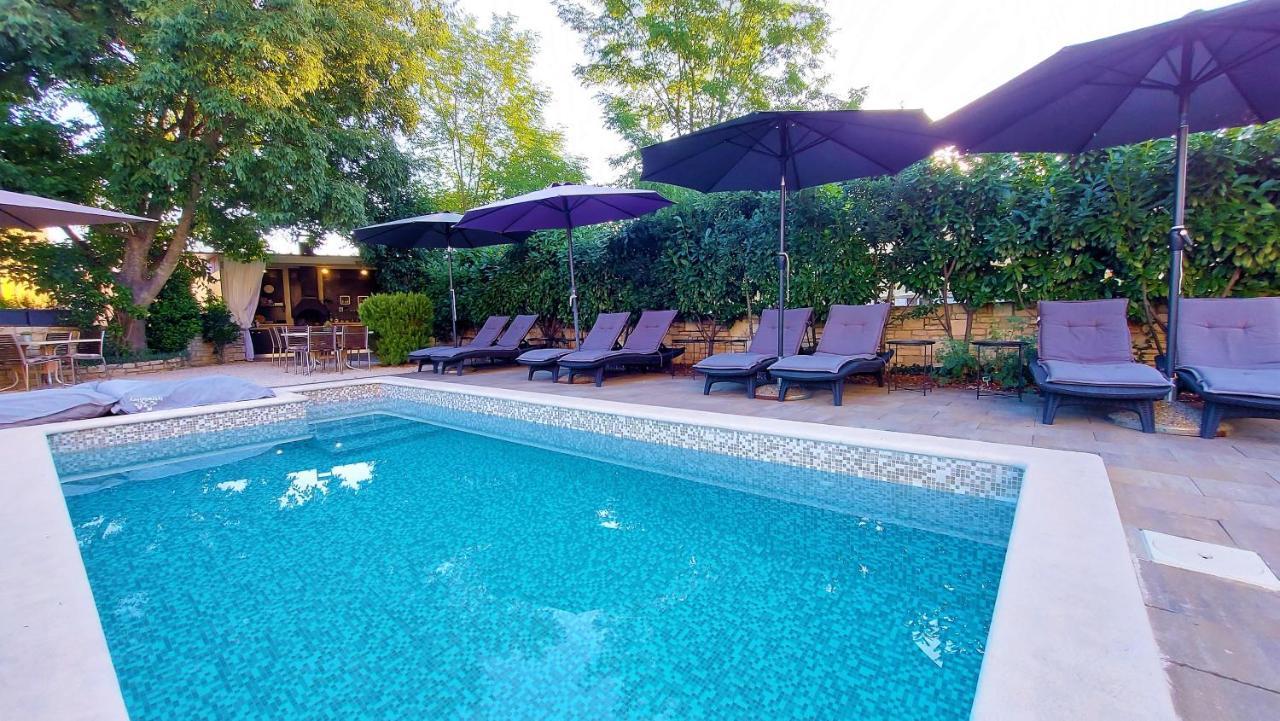 באלה Rooms And Apartments Istrasoley מראה חיצוני תמונה