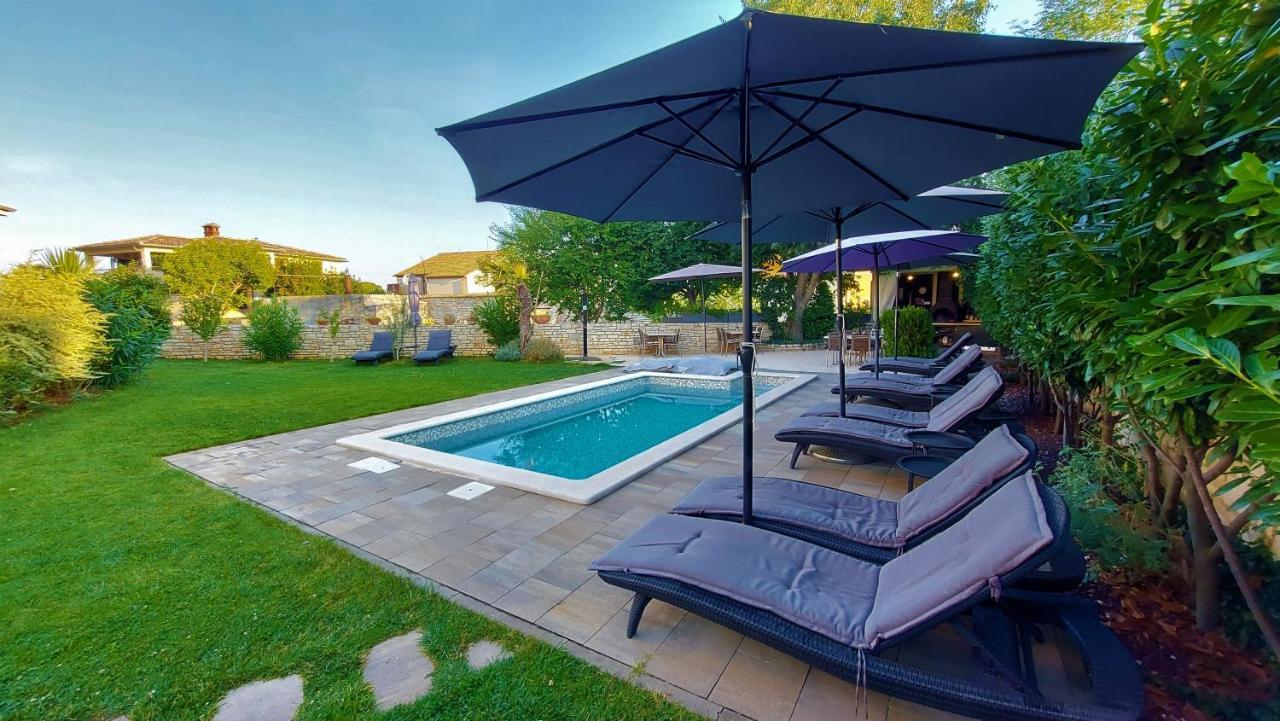 באלה Rooms And Apartments Istrasoley מראה חיצוני תמונה