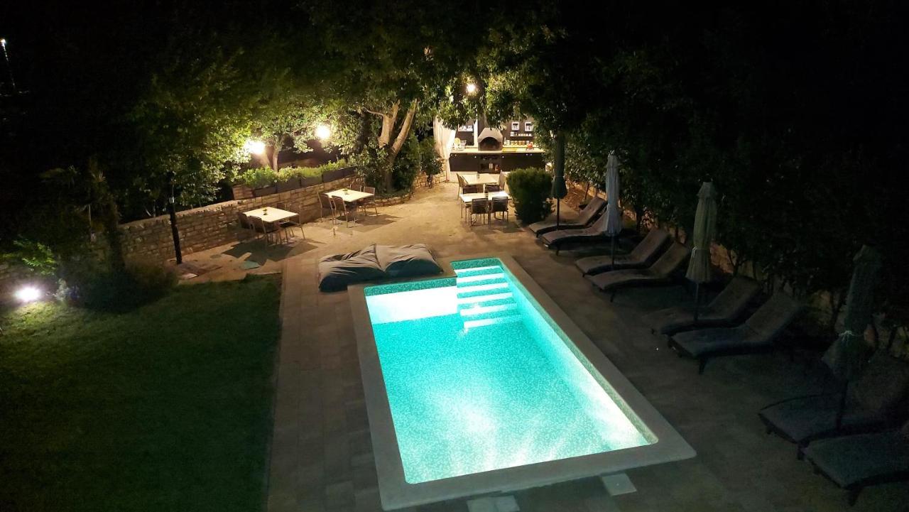 באלה Rooms And Apartments Istrasoley מראה חיצוני תמונה