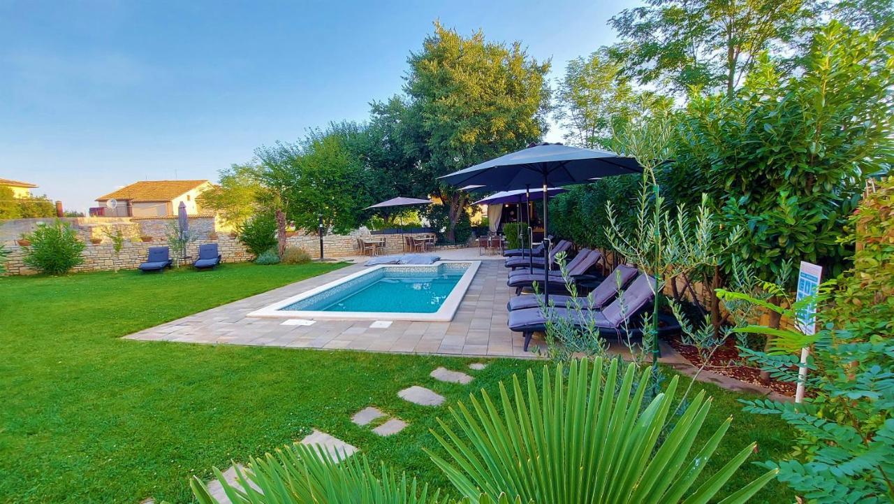 באלה Rooms And Apartments Istrasoley מראה חיצוני תמונה