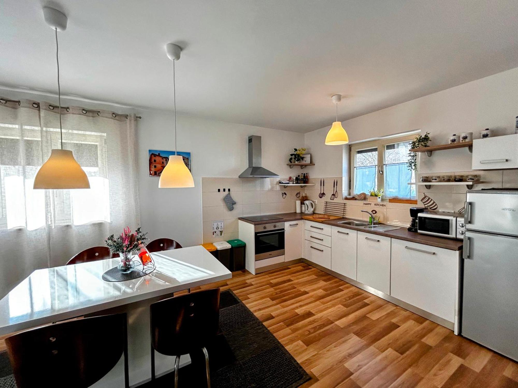 באלה Rooms And Apartments Istrasoley מראה חיצוני תמונה