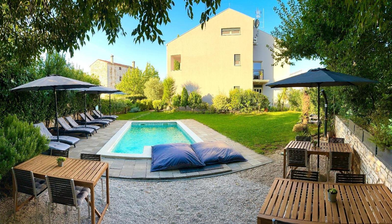 באלה Rooms And Apartments Istrasoley מראה חיצוני תמונה