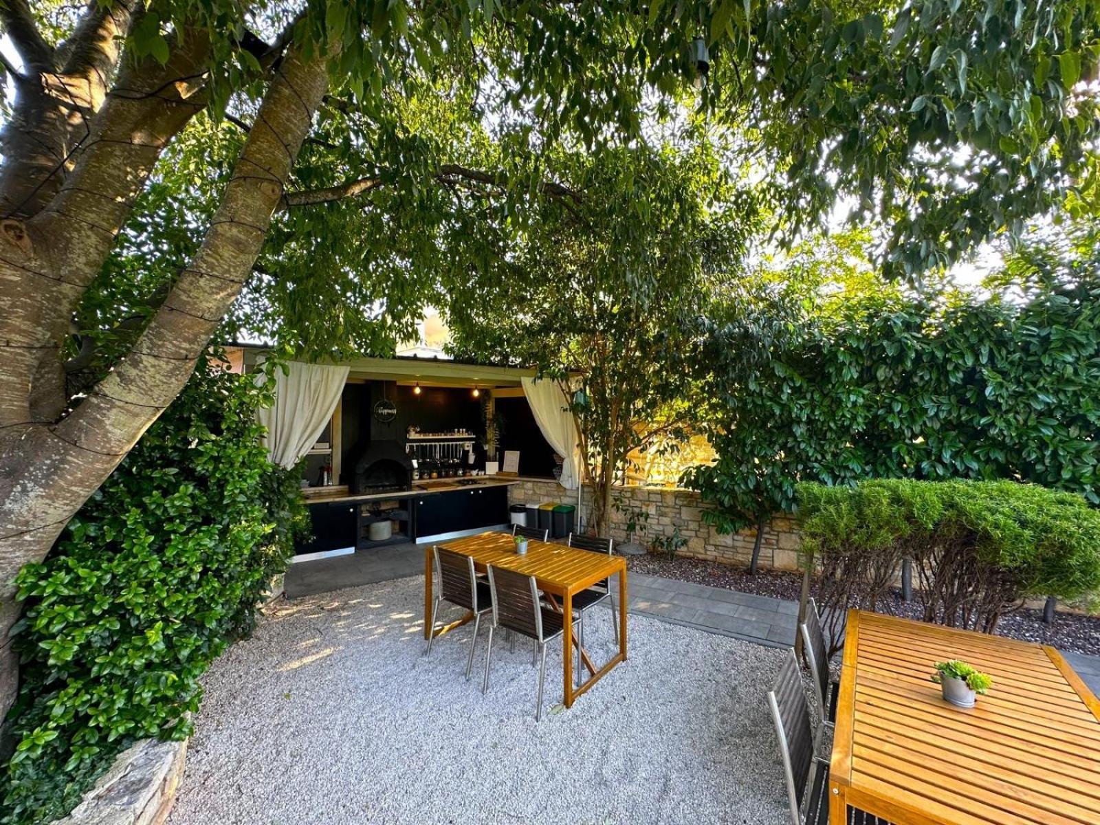באלה Rooms And Apartments Istrasoley מראה חיצוני תמונה